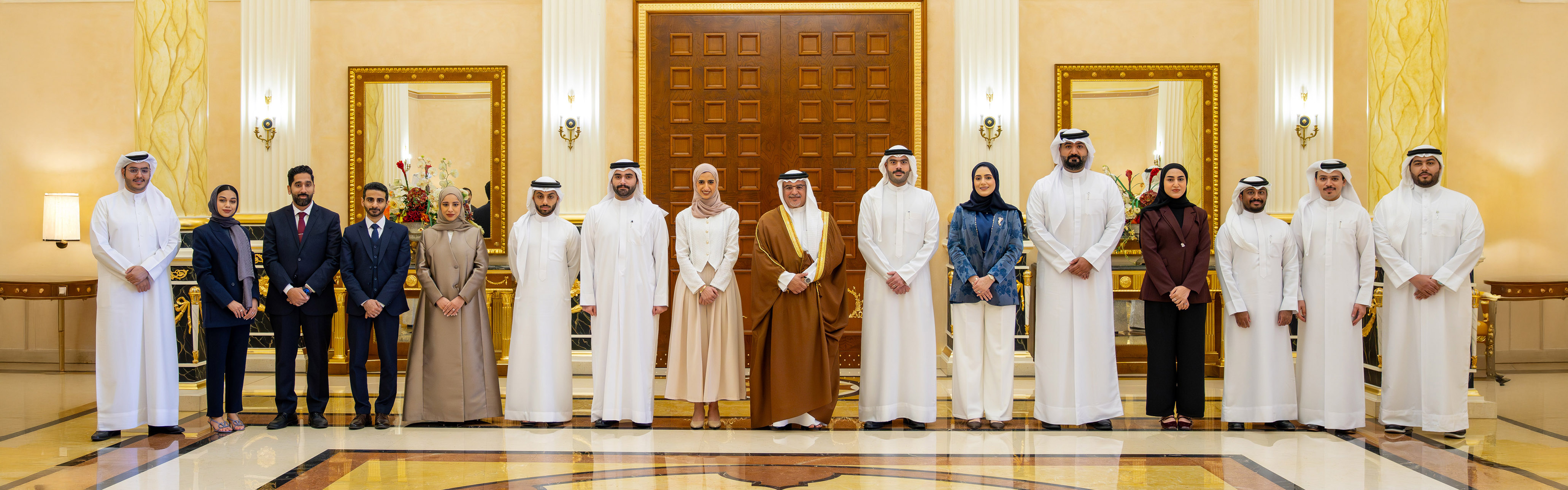 سمو ولي العهد رئيس مجلس الوزراء يلتقي الدفعة الحادية عشرة من منتسبي برنامج رئيس مجلس الوزراء لتنمية الكوادر الحكومية